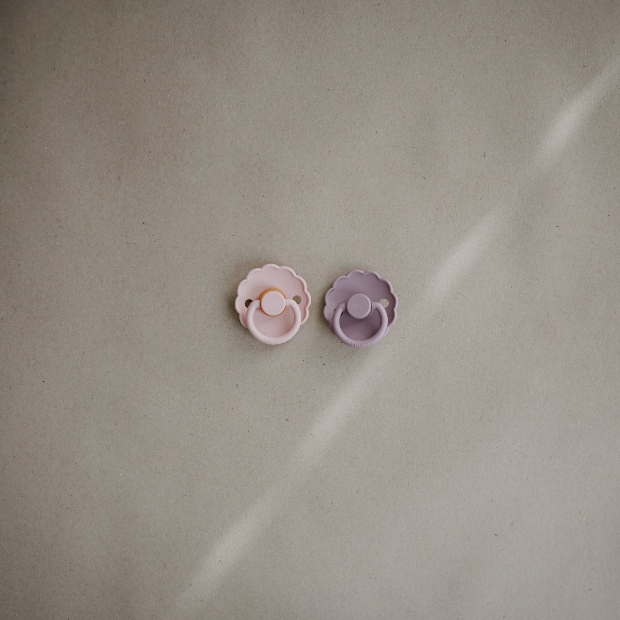 Image of FRIGG Daisy Natural Rubber Pacifier 2-Pack